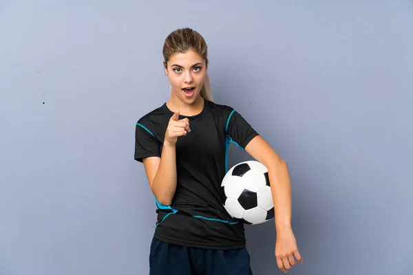 Giocatore Calcio Bionda Adolescente Ragazza Sopra Muro Grigio Sorpreso Che — Foto Stock