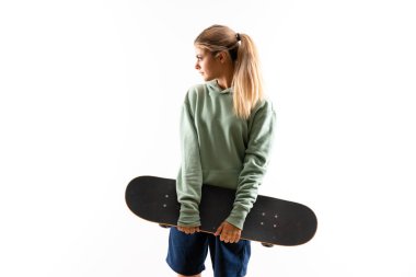 Izole beyaz arka plan üzerinde Sarışın genç patenci kız