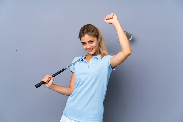 Adolescente Golfista Menina Sobre Cinza Parede Celebrando Uma Vitória — Fotografia de Stock