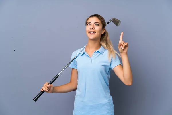 Dívčí Golfista Šedé Stěně Která Hodlá Vyprošit Řešení Při Zvedání — Stock fotografie