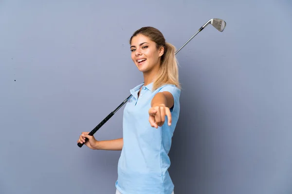 青少年高尔夫球手女孩在灰色的墙壁指向你与自信的表情 — 图库照片