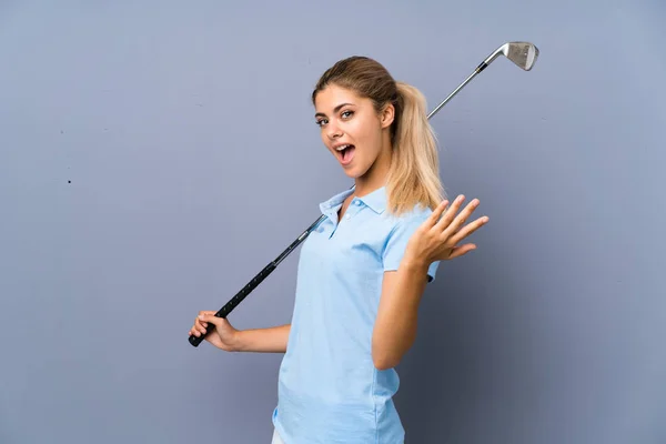 Teenager Golfer Girl Grey Wall Surprise Facial Expression — Stock Photo, Image