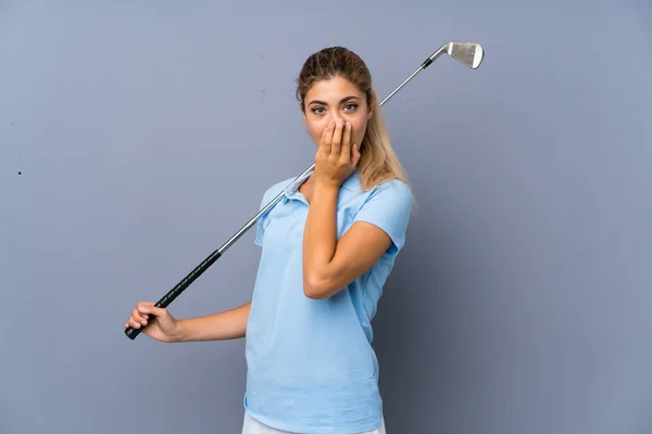 青少年高尔夫球手女孩在灰色的墙壁与惊喜的面部表情 — 图库照片