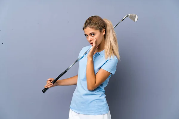 Gri Duvar Üzerinde Genç Golfçü Kız Bir Şey Fısıldıyor — Stok fotoğraf