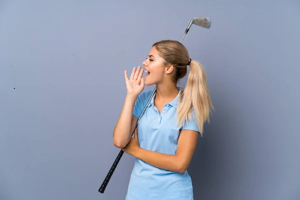Adolescente Golfista Menina Sobre Parede Cinza Gritando Com Boca Bem — Fotografia de Stock
