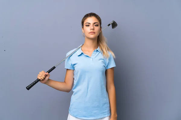 Adolescente Golfista Menina Sobre Parede Cinza — Fotografia de Stock