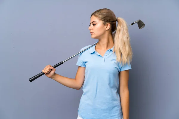 青少年高尔夫球手女孩在灰色的墙壁 — 图库照片