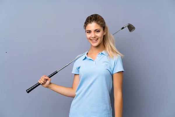 青少年高尔夫球手女孩在灰色的墙壁 — 图库照片