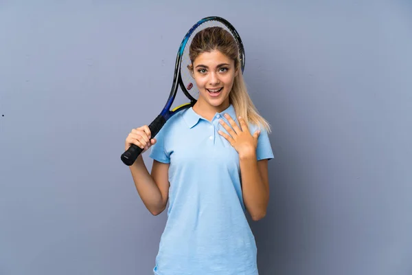 Tiener Tennisspeler Meisje Grijze Muur Met Verrassing Gezichtsuitdrukking — Stockfoto