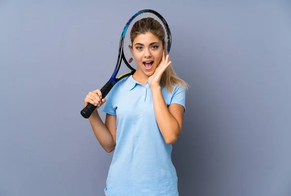 Teenager Tennista Ragazza Sopra Muro Grigio Con Sorpresa Espressione Facciale — Foto Stock