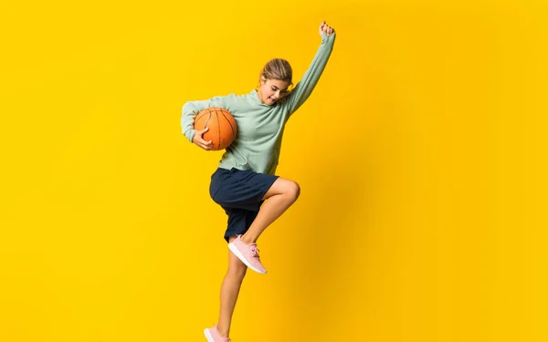 Adolescente Bola Basquete Menina Saltando Sobre Fundo Amarelo Isolado — Fotografia de Stock