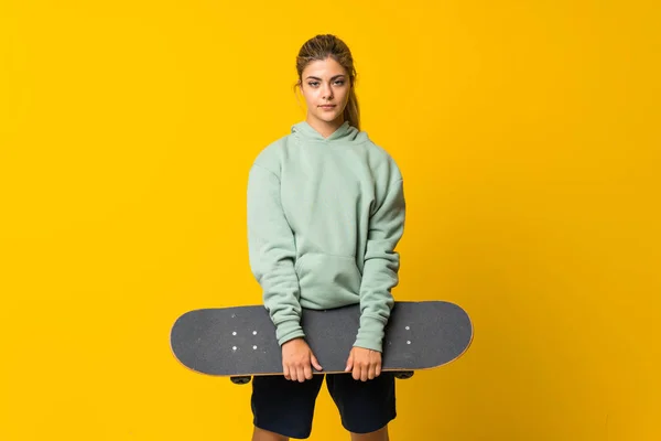 Blond Nastolatka Skater Dziewczyna Białym Tle Żółty — Zdjęcie stockowe