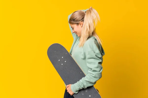 Loira Adolescente Skatista Menina Sobre Isolado Fundo Amarelo — Fotografia de Stock