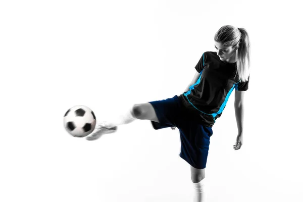 孤立した白い背景の上にブロンドサッカー選手ティーンエイジャーの女の子 — ストック写真