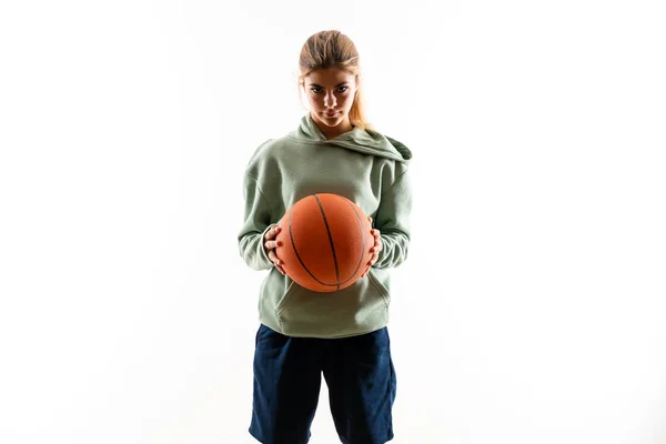 Adolescente Menina Jogando Basquete Sobre Fundo Branco Isolado — Fotografia de Stock