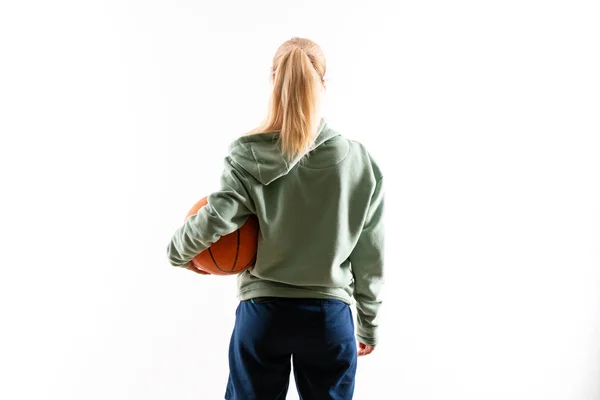 Gadis Remaja Bermain Basket Atas Latar Belakang Putih Yang Terisolasi — Stok Foto