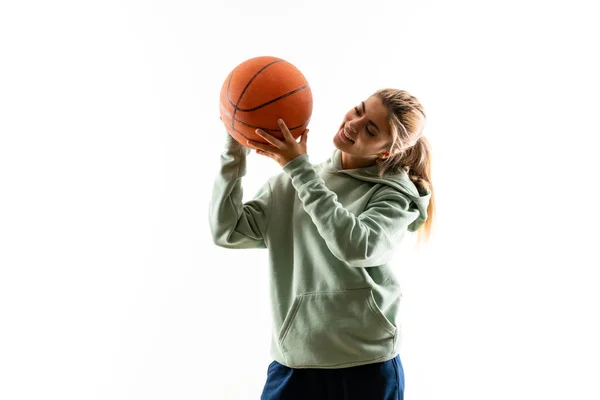 Teenagerka Hraje Basketbal Přes Izolované Bílé Pozadí — Stock fotografie