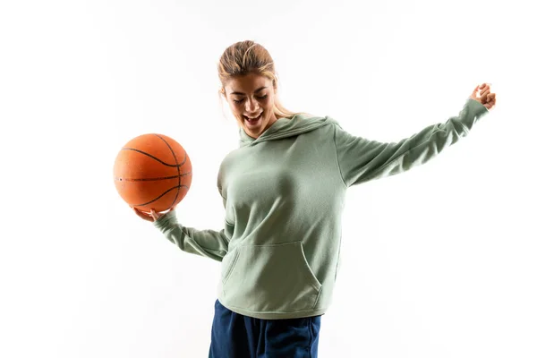 Tiener Meisje Speelt Basketbal Geïsoleerde Witte Achtergrond — Stockfoto