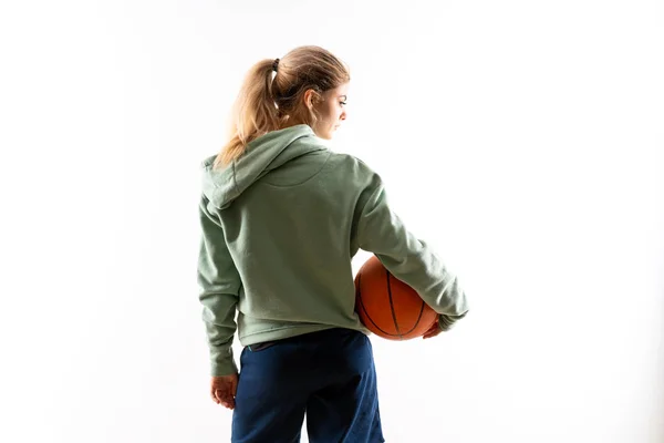 Ragazza Adolescente Che Gioca Basket Sfondo Bianco Isolato — Foto Stock