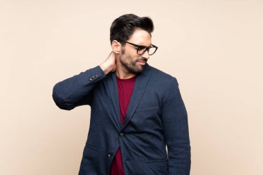 Boyunağrısı ile izole arka plan üzerinde Yakışıklı genç adam