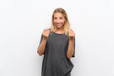 Izole beyaz arka plan üzerinde sarışın genç kadın para jest yapma