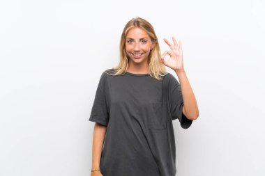 Izole beyaz arka plan üzerinde Sarışın genç kadın parmakları ile ok işareti gösteren