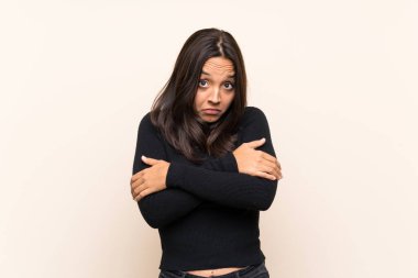 Izole arka plan dondurma üzerinde beyaz kazak ile genç esmer kadın