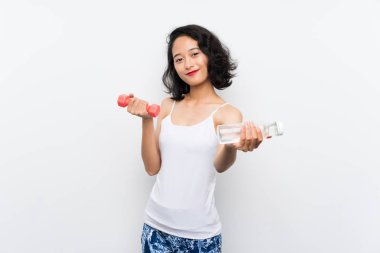 Genç Asyalı kız halter yapma ve su şişesi ile