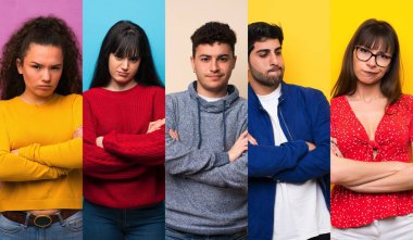 Renkli arka planlar üzerinde üzgün duygu insanların seti