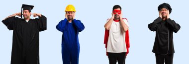 Şef, öğrenci, işçi ve süper kahraman grubu elleriyle her iki kulağı kapsayan