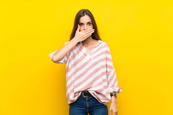 Junge Frau Über Isoliertem Gelben Hintergrund Der Mund Mit Händen — Stockfoto