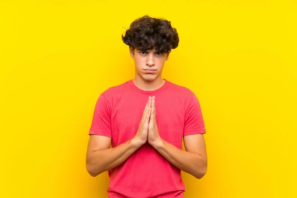 Young Man Isolated Yellow Wall Pleading — Stock Photo, Image