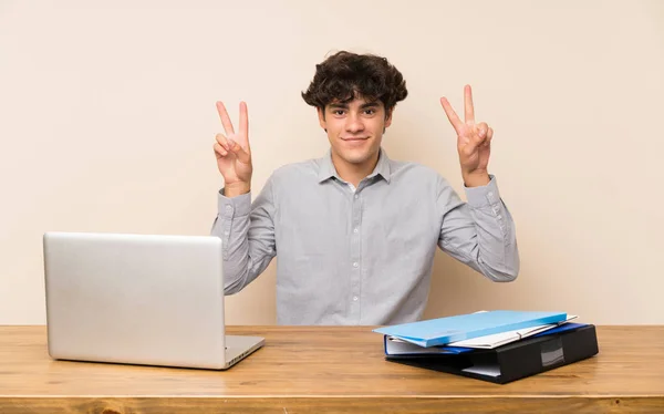 Eliyle Zafer Işareti Gösteren Bir Dizüstü Bilgisayar Ile Genç Öğrenci — Stok fotoğraf