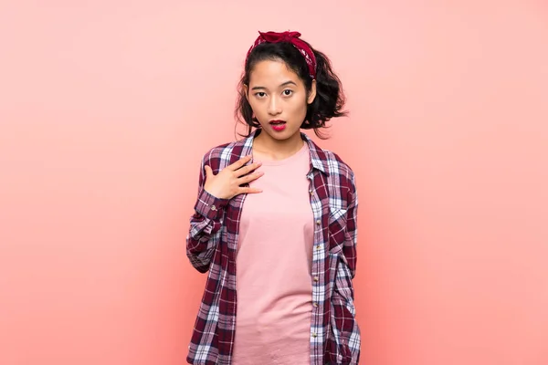 Ázsiai Fiatal Több Mint Elszigetelt Rózsaszín Háttér Meglepett Megdöbbentette Miközben — Stock Fotó
