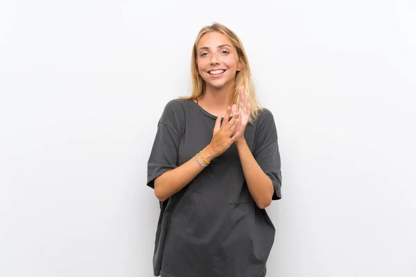 Blond Ung Kvinna Över Isolerad Vit Bakgrund Applåderar Efter Presentation — Stockfoto