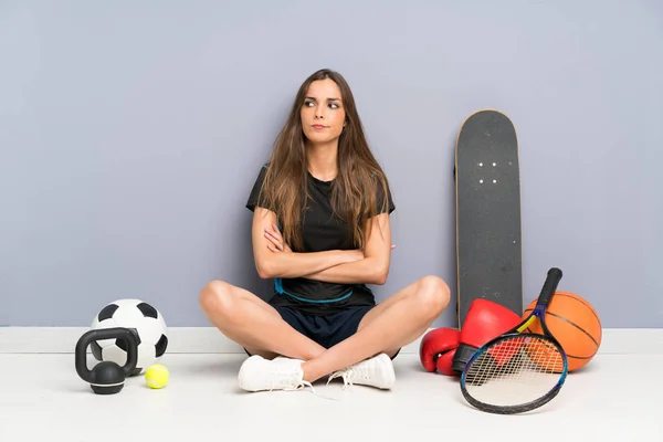 Jovem Mulher Desportiva Sentada Chão Pensar Numa Ideia — Fotografia de Stock