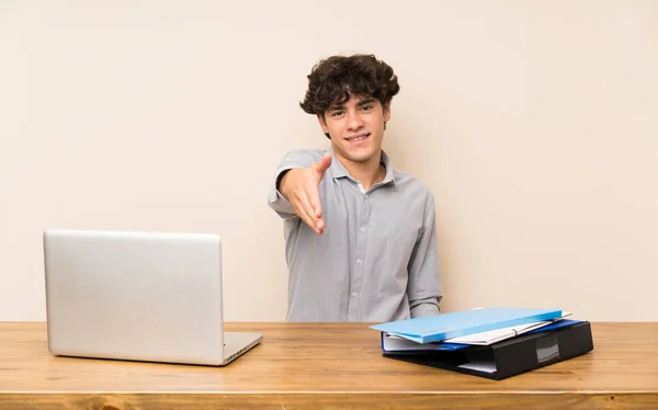 Giovane Studente Uomo Con Computer Portatile Stringendo Mani Chiusura Buon — Foto Stock