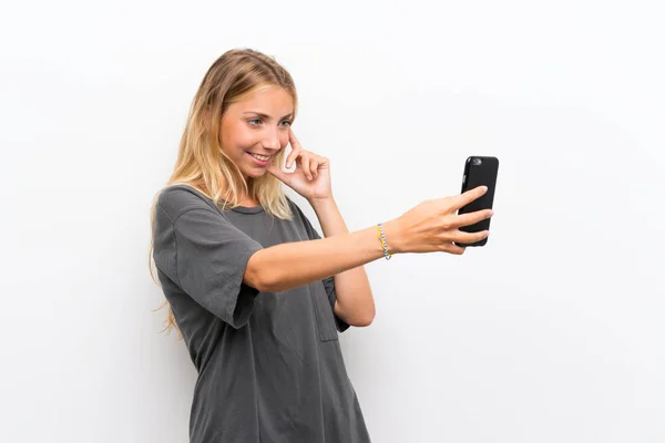 Bionda Giovane Donna Sfondo Bianco Isolato Facendo Selfie — Foto Stock