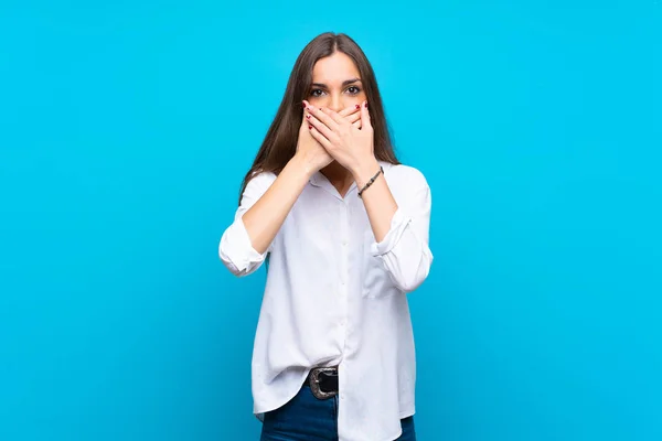 Young Woman Isolated Blue Background Covering Mouth Hands — Stock Photo, Image