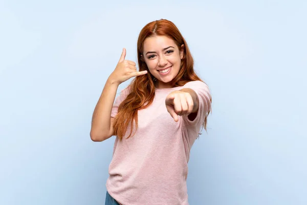 Adolescente Rossa Ragazza Isolato Sfondo Blu Facendo Gesto Del Telefono — Foto Stock