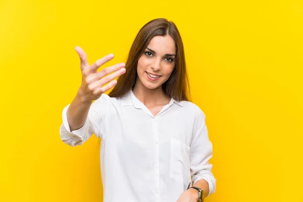 Ung Kvinna Över Isolerad Gul Bakgrund Inbjudande Att Komma — Stockfoto