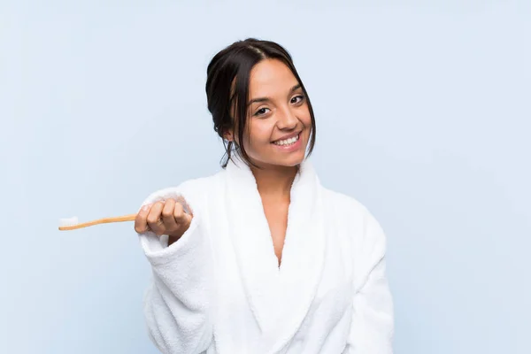 Chica Morena Joven Albornoz Con Maquillaje Sobre Fondo Azul Aislado — Foto de Stock