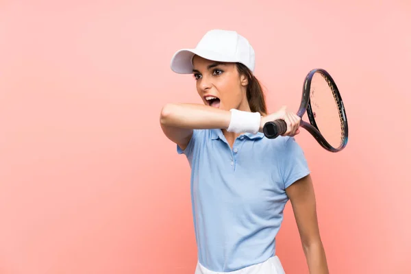 Jovem jogador de tênis mulher sobre a parede rosa isolado — Fotografia de Stock