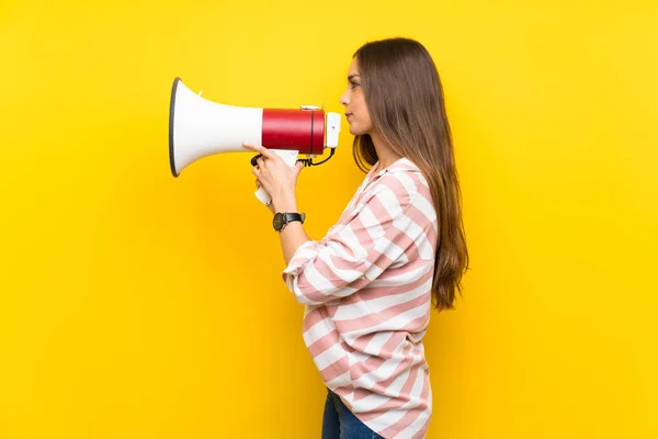 Jovem Mulher Sobre Fundo Amarelo Isolado Gritando Através Megafone — Fotografia de Stock