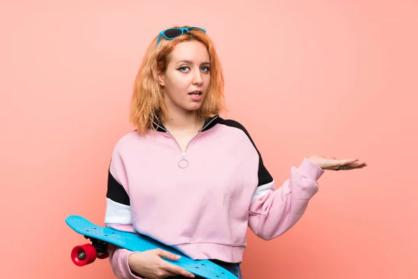 Jonge Skater Vrouw Geïsoleerde Roze Achtergrond Houden Copyspace Imaginaire Palm — Stockfoto