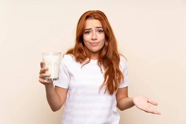 Adolescente Rousse Tenant Verre Lait Sur Fond Isolé Faisant Des — Photo