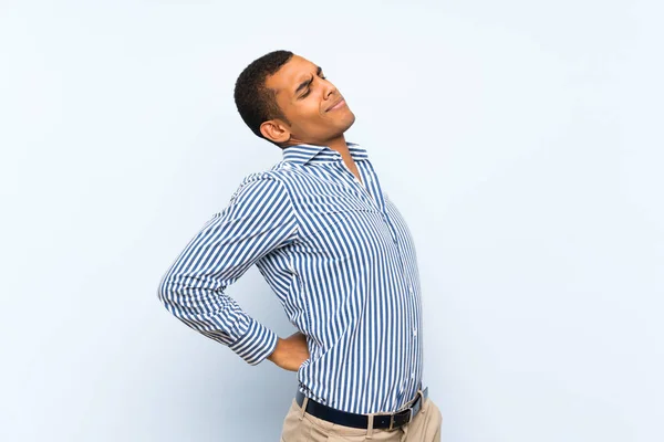 Jovem Homem Morena Bonito Sobre Fundo Azul Isolado Sofrendo Dor — Fotografia de Stock