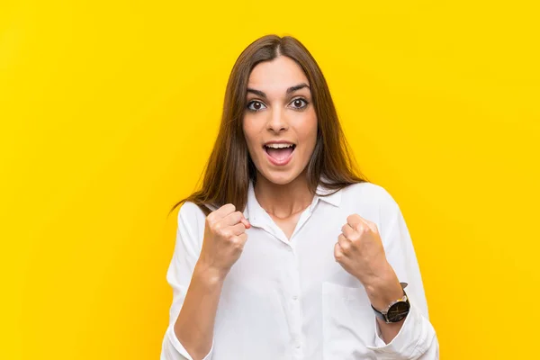 Mujer Joven Sobre Fondo Amarillo Aislado Celebrando Una Victoria —  Fotos de Stock