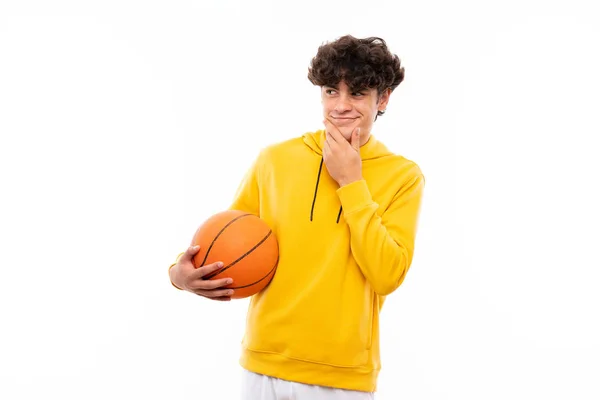 Молодий Баскетболіст Над Ізольованою Білою Стіною Думає Про Ідею — стокове фото
