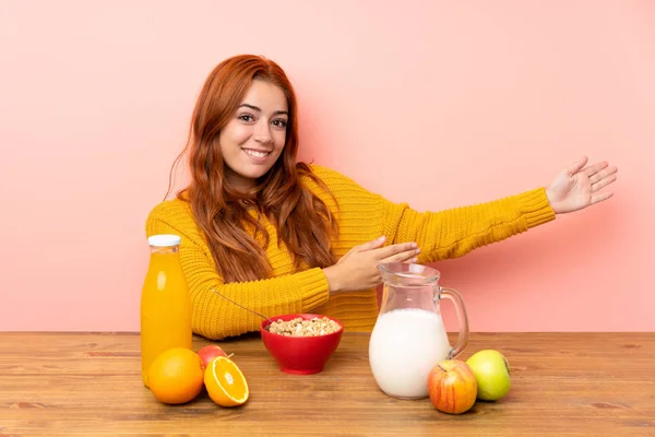 Teenager Rotschopf Mädchen Having Breakfast Ein Tisch Stretching Hände Die — Stockfoto